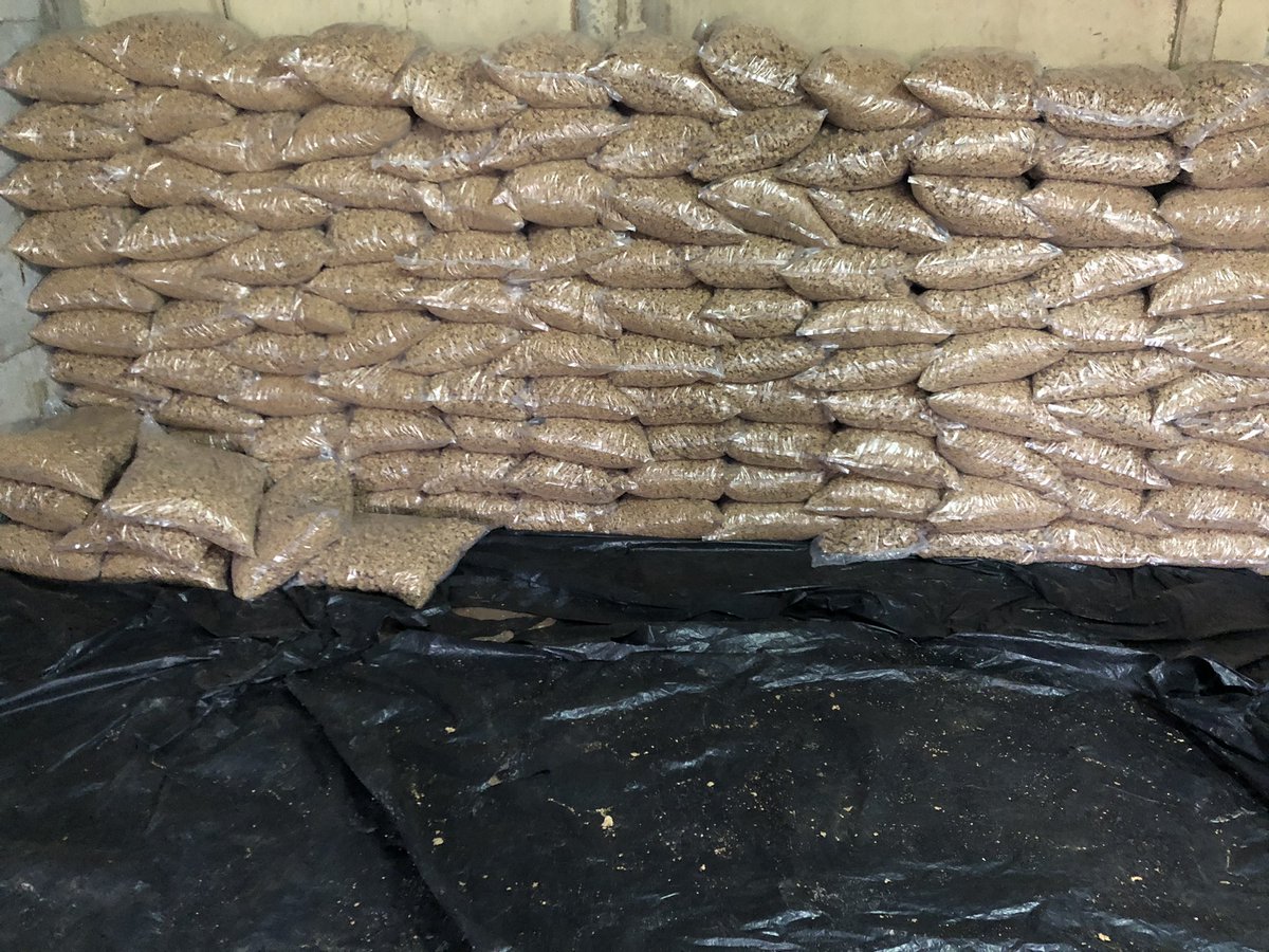 hlaks15's tweet photo. I make soya chunks and chicken feed ,,, RT my clients might be on you TL https://t.co/P106vZWF8m
