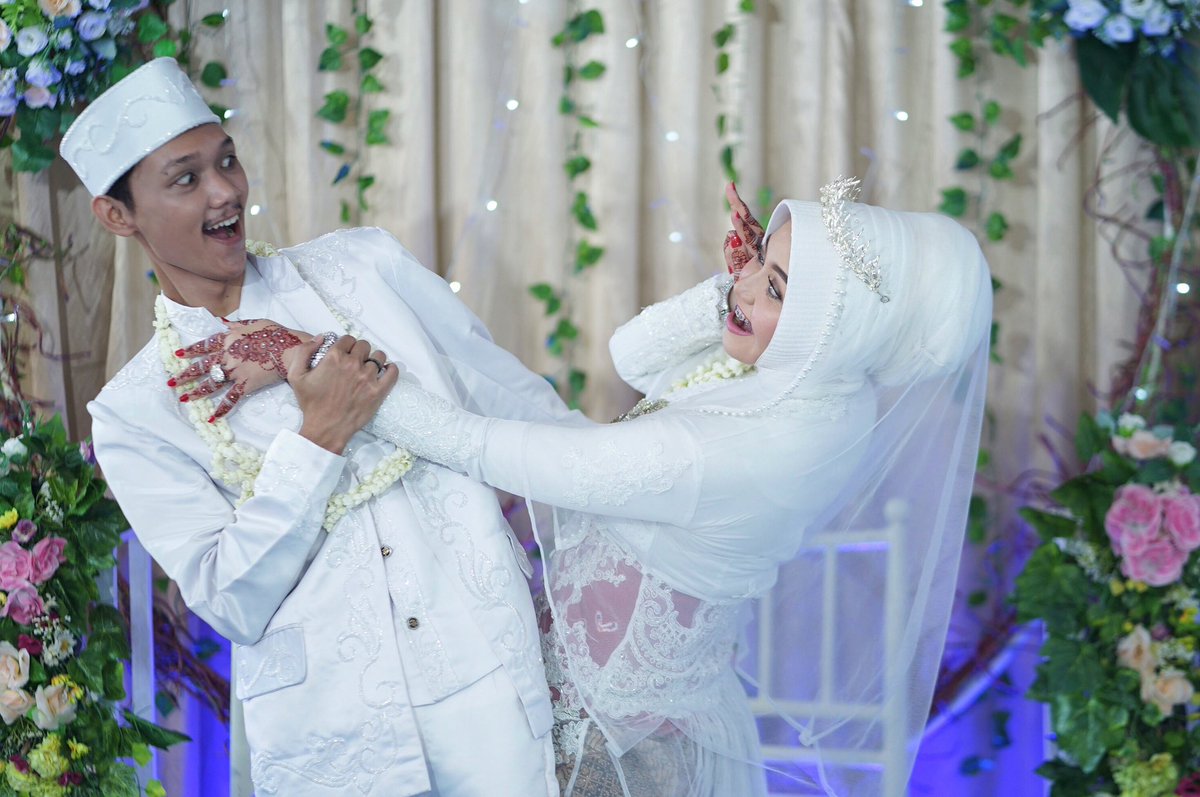 ClaudyaDA's tweet photo. Hi,

Km yang datang untuk menyelamatkanku yang saat itu jatuh, terimakasih untuk semua perlakuanmu, komitmenmu, pembuktianmu.

Jadilah selalu imamku yang selalu bertanggung jawab lahiriah dan batiniah.

Aku menyayangimu,
-bojomu- https://t.co/2U6Z5d7xz9