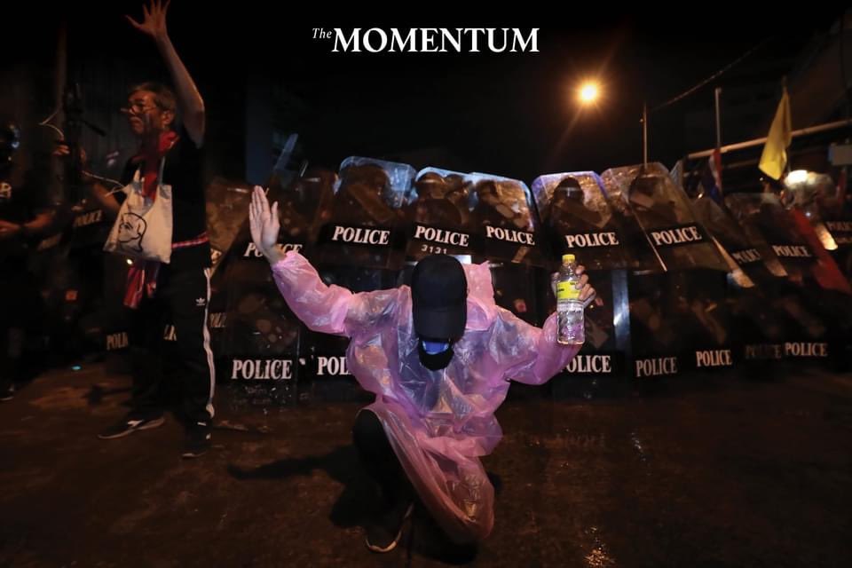 themomentumco's tweet photo. กระสุนยาง – แก๊สน้ำตาลงกลางม็อบหน้ากรมทหารราบที่ 1 ตำรวจปะทะผู้ชุมนุมต่อเนื่อง

อ่านเพิ่มเติม https://t.co/VwVeKtunmr

ภาพ: ปฏิภัทร จันทร์ทอง / Thai News Pix

#TheMomentum #ม็อบ28กุมภาบุกรังขี้ข้าปรสิต #ม็อบ28กุมภา https://t.co/6toizBI6yd