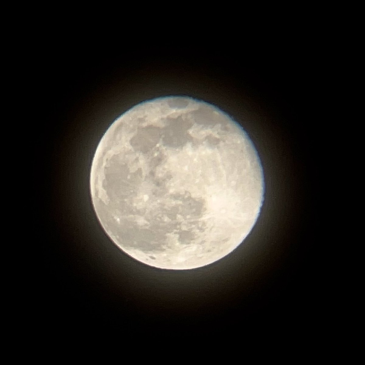 もじゃクッキー 今夜の月をiphoneで撮りました 1 3枚目はスマホ用望遠レンズを使用 なんだか 撮るたびに違う雰囲気に 4枚目は望遠レンズ装着なしの 標準ズーム