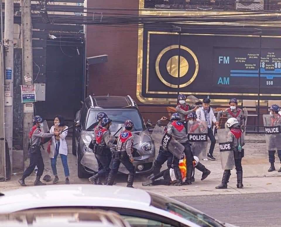 William78013759's tweet photo. Dear UN,
Medics and Paramedics are arrested by military terrorists. Would you let it happen again and again? How long do we need to shout for your help?
#Feb28Coup
#WhiteCoatProtest
#MilkTeaAlliance https://t.co/RiV7UE3KNP
