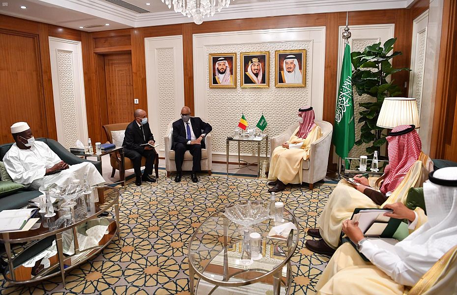 وزير الخارجية يسلم نظيره المالي وسام الملك عبدالعزيز