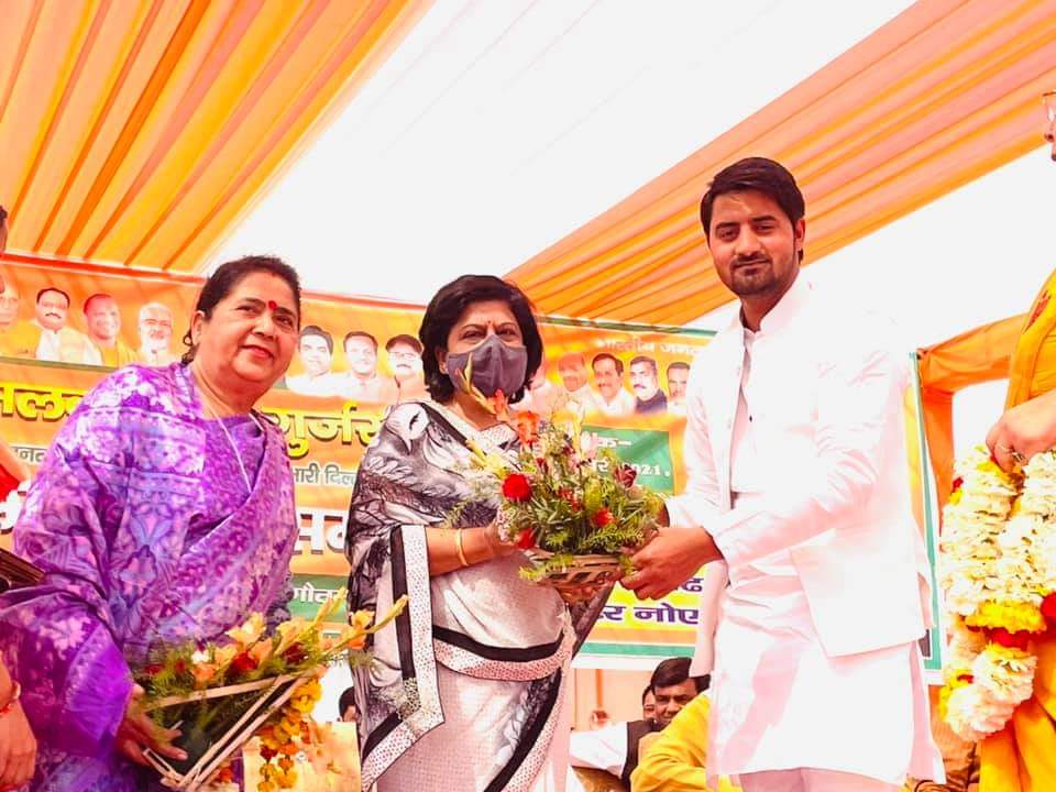 DevaBhatiBJP's tweet photo. आज #ग्रेटर_नॉएडा में #भाजपा की #राष्ट्रीय_मंत्री परम
आदरणीय बहन @alka_gurjar का स्वागत
जनपद के यशस्वी ज़िलाअध्यक्ष श्री #विजय_भाटी जी के
नेतृत्व में किया https://t.co/zHpcWGoJEu