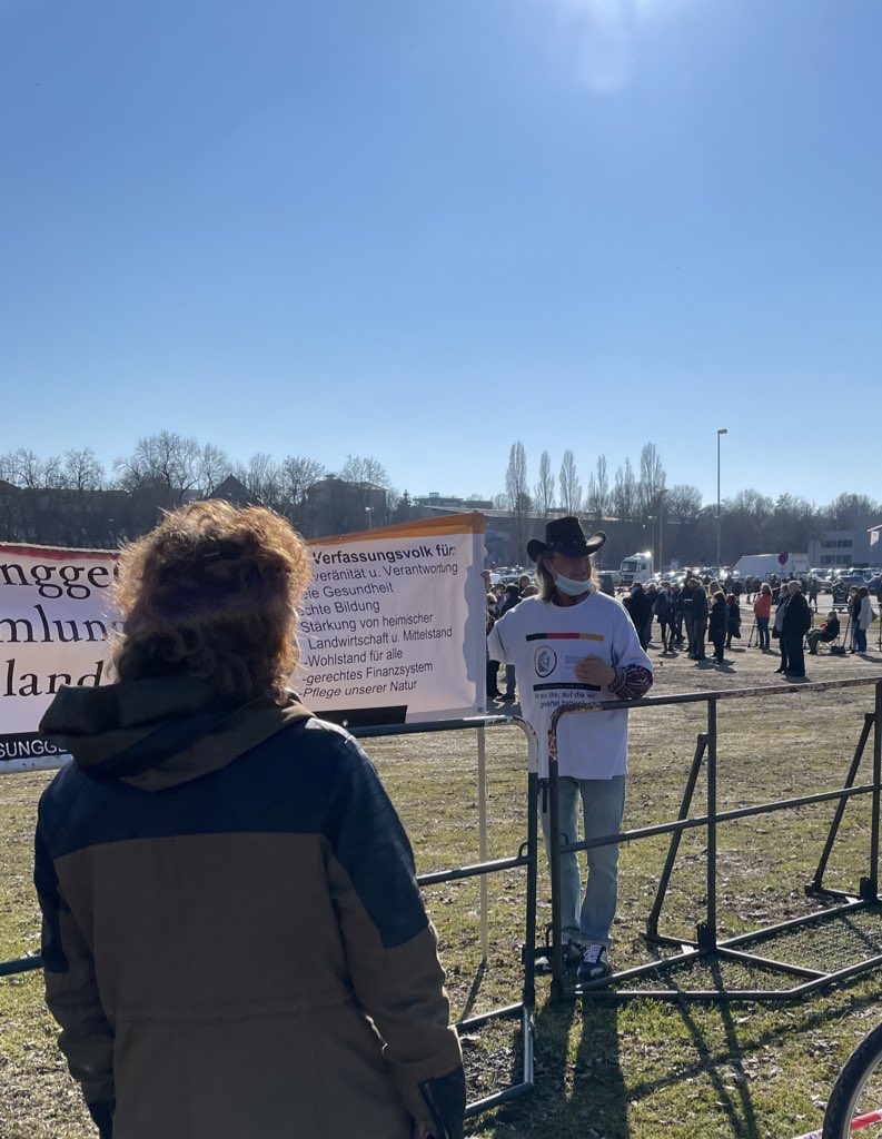 Simmerl19's tweet photo. 1448 Während Musik läuft gehen Ordner:innen durch die Reihen und erinnern an die Maskenpflicht. Das läuft schon ganz anders als in Deggendorf. Aber naja
#sr2802 https://t.co/2WApE4CfRI