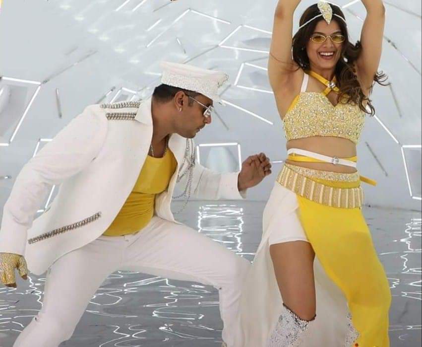 CINIMIRROR's tweet photo. First video song of #Roberrt #BabyDanceFloorReady released
https://t.co/ggY2tBrVo1
@UmapathyFilms @TharunSudhir @StarAshaBhat @aanandaaudio
#cinimirror #cinema #news #Roberrt #RoberrtStormMarch11 #Roberrtsong https://t.co/yhQgWGsT4J