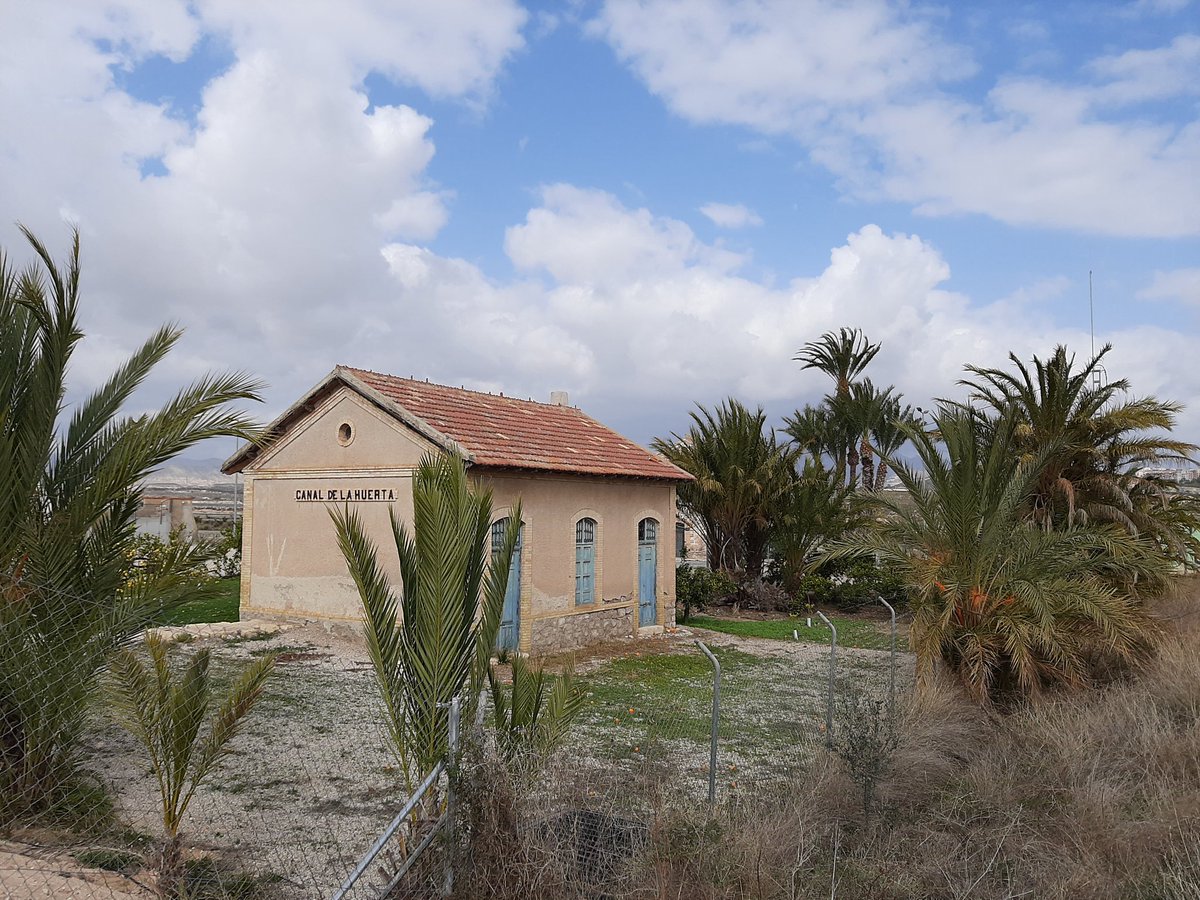 JorgePay1's tweet image. Canal de la Huerta (aigua de Villena) i casamata del #pantanet de #Mutxamel, que, malauradement, hem trobat molt deteriorada i amb les portes i finestres obertes.

Instalaciones de Canal de la Huerta y de la Com. Regantes de la #HuertadeAlicante, bastante deterioradas.