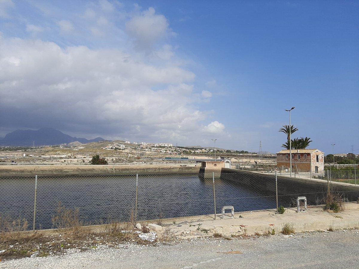 JorgePay1's tweet image. Canal de la Huerta (aigua de Villena) i casamata del #pantanet de #Mutxamel, que, malauradement, hem trobat molt deteriorada i amb les portes i finestres obertes.

Instalaciones de Canal de la Huerta y de la Com. Regantes de la #HuertadeAlicante, bastante deterioradas.