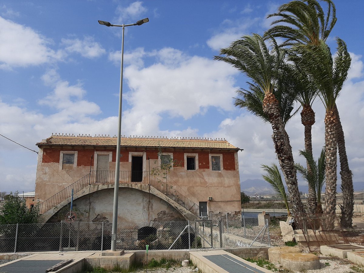 JorgePay1's tweet image. Canal de la Huerta (aigua de Villena) i casamata del #pantanet de #Mutxamel, que, malauradement, hem trobat molt deteriorada i amb les portes i finestres obertes.

Instalaciones de Canal de la Huerta y de la Com. Regantes de la #HuertadeAlicante, bastante deterioradas.