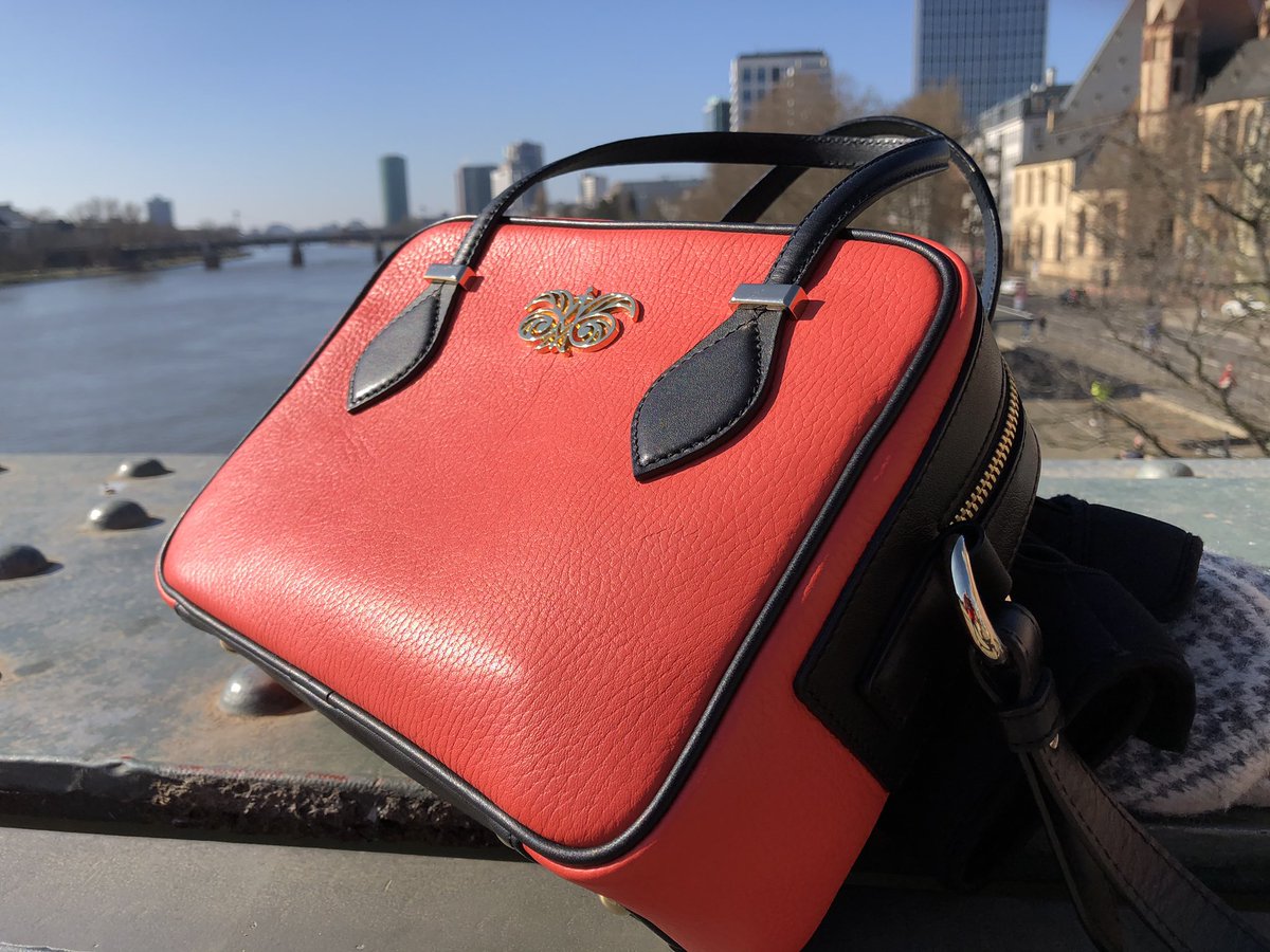 *ad☀️JULIETTE the typical parisian style from @masha_keja fits perfectly with Frankfurt am Main.

mashakeja.com

#frenchbrand #parisienne #stylish #fashion #fashionista #newbrand #francfort #mashakeja #france #paris #stylishlook #parisianstyle #colorfull #handtasche