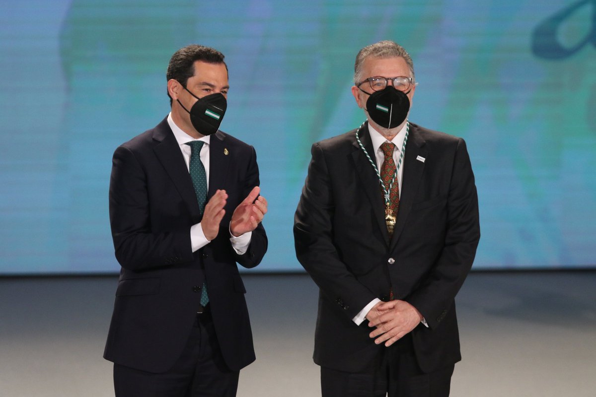 ContraCancerMA's tweet photo. Francisco Aguilar, presidente de @AECCMALAGA y representante de AECC en Andalucía, ha tenido el honor de recibir la Medalla de Andalucía de "Investigación, Ciencia y Salud", concedida por @AndaluciaJunta a la @aecc_es
https://t.co/LYvv2blxL1
#28Febrero 
#DiaDeAndalucia https://t.co/JQWOjLcvhL