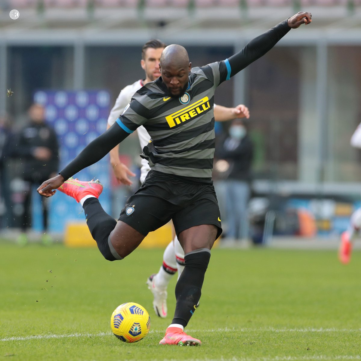 ⚡️ | LAMPO

0⃣0⃣:3⃣2⃣

Il cronometro al momento del gol siglato da Romelu #Lukaku! ⏱️😵

#InterGenoa ⚫️🔵 #FORZAINTER