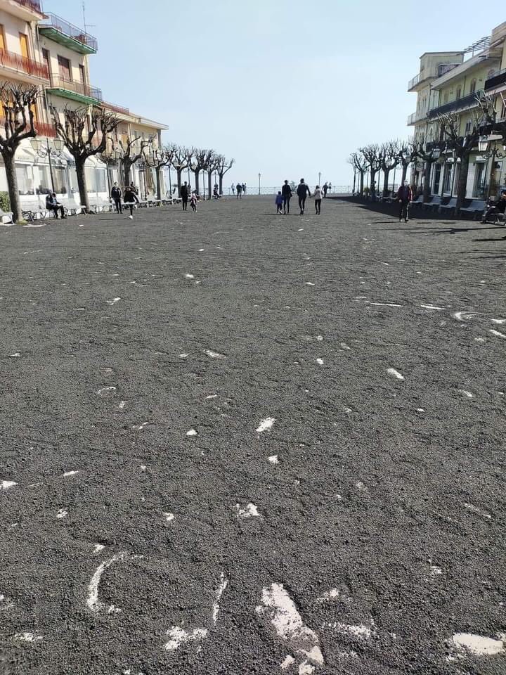 Zafferana Etnea ricoperta di cenere dopo l’eruzione di oggi (foto Rosario Calabretta) #etna #zafferana #sicilia #sicily #italia #italy