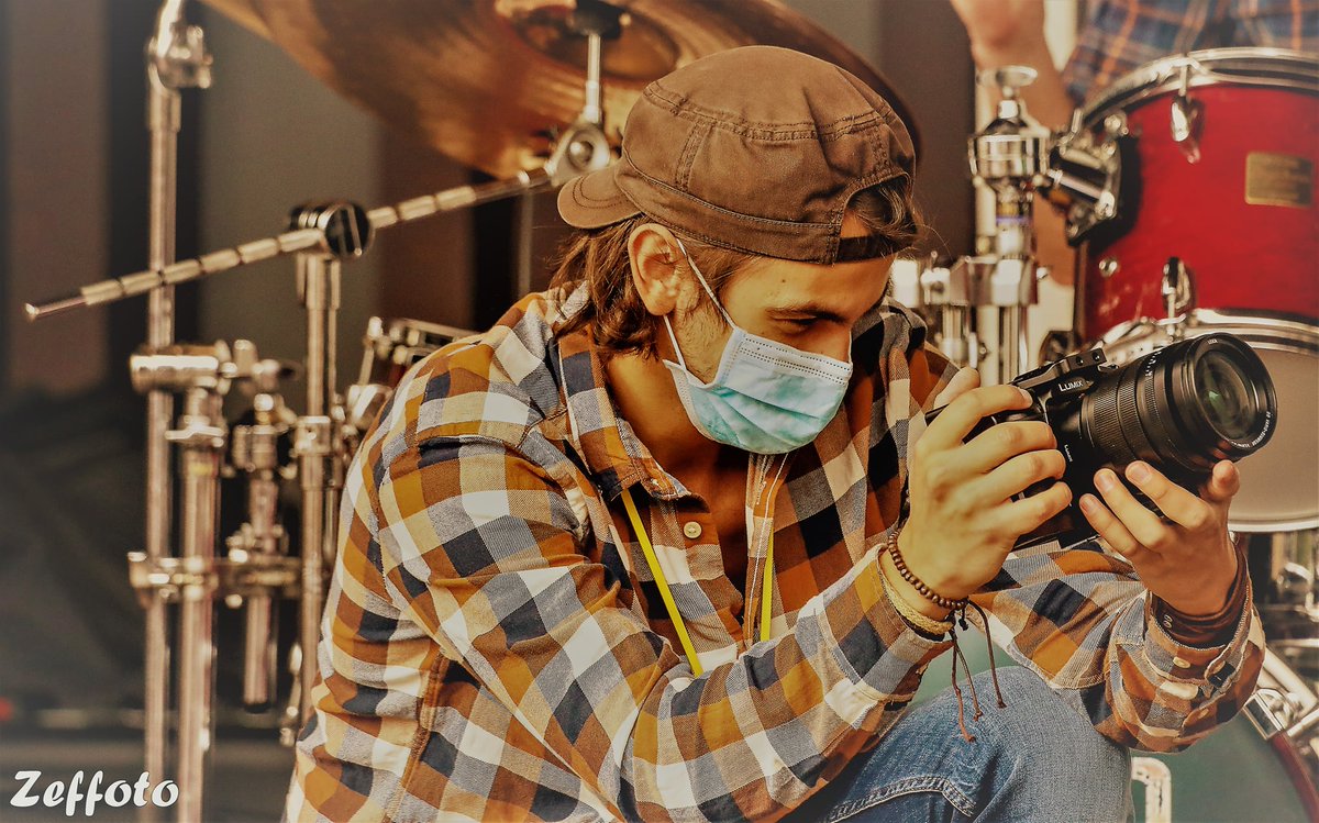 🤘Oyez la communauté !🤘
C'est avec joie que l'on vous annonce la venue d'un nouveau forgeron dans l'équipe, Rodrigue, notre nouvel assistant audiovisuel, qui nous aidera pour les #clips !
Le prochain est déjà en construction 🎬
À très vite sur scène ! ⚔
#ruedelaforge