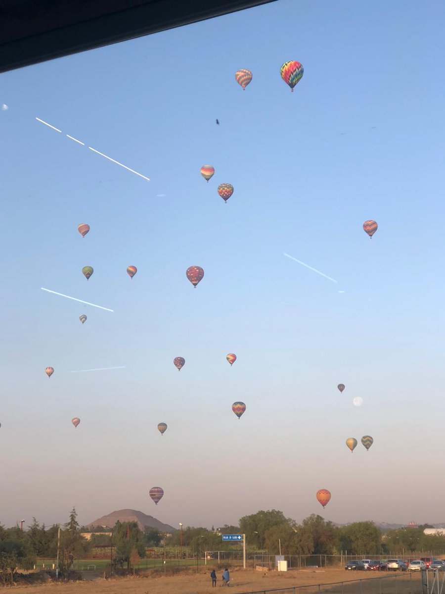 alexfedezcam's tweet photo. Hoy empezamos el día con una experiencia increíble, volando en globo en #Teotihuacán. #SkyBallons #TeInvitoATeotihuacán https://t.co/xxwszAs738