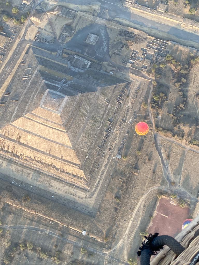 alexfedezcam's tweet photo. Hoy empezamos el día con una experiencia increíble, volando en globo en #Teotihuacán. #SkyBallons #TeInvitoATeotihuacán https://t.co/xxwszAs738