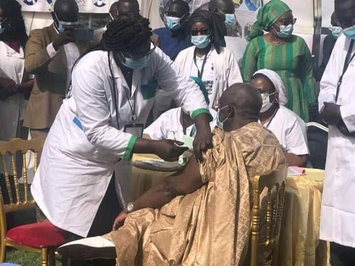 SarrMsas's tweet photo. La semaine dernière était très importante pour la campagne de vaccination dirigé par le ministre Abdoulaye Diouf Sarr et tous les techniciens de la santé . Corona out! https://t.co/7cBqVo6ig0