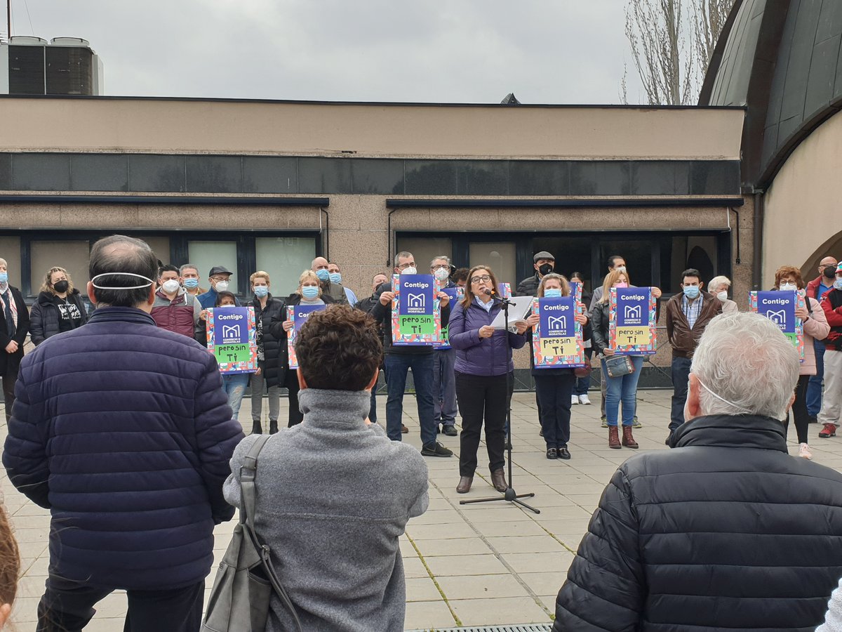 FLMoratalaz's tweet photo. Hoy nos hemos concentrado en la puerta de la @JMDmoratalaz para defender el Mercado de Moratalaz de la especulaciรณn del @MADRID
#TuForo, con la vecindad.
#Moratalaz https://t.co/E6IXLn0mRI