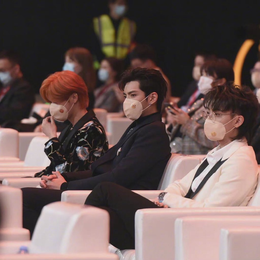 ChinaTeam_'s tweet photo. 📸 #KrisWu #LuHan &amp; #ZTAO sentados juntos en #WeiboNight2020.

©Weibo Sina | Petrichor_吴亦凡个站 | SecretOfGod

😳😍😭👏

#KrisWuWeiboNight2020
#LuHanWeiboNight
#ZTAOxWeiboNight

@KrisWu  @hztttaoswag 
#吴亦凡 #鹿晗 #黄子韬
China Team 🇨🇳 https://t.co/DuCjbcVyvx