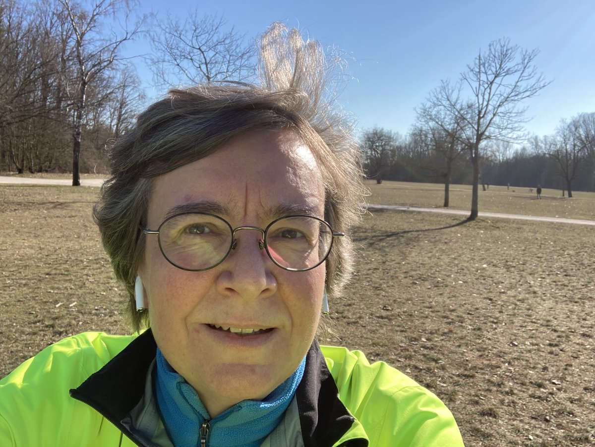 moeslein's tweet photo. Die #FAU wirft ihre Schatten voraus ... 🤣😇 Greetings from my sunny sunday run! #FAUshoes 👟 #FAUpassion 🏃 #KnowledgeinMotion 🤗 https://t.co/A2hYKyc1ZY