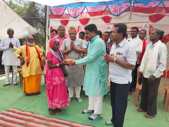 आदिवासी माता श्रीमती शांति बाई , जिसने अपने स्वर्गीय पति भारत ध्रुव के पुण्यस्मरण में पूज्य संत श्री सिया भुनेश्वर शरण आश्रम में निर्माणाधीन श्री राम मंदिर निर्माण के लिए 1 लाख रूपये  नगद एवं सवा एकड़ कृषि भूमि दान में समर्पित की है ।  इस माता  श्रद्धा भक्ति को नमन।