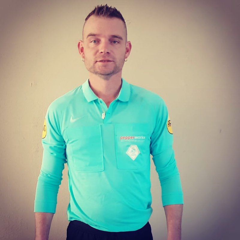 pepperworkx's tweet photo. Onze Dennie Kroeze in z’n nieuwe scheidsrechters tenue 💪🏼🌶 #owios #oldebroek #pepperworkx #sponsoring #elburg #wezep #uitzendbureau https://t.co/IgbPZRSvSC