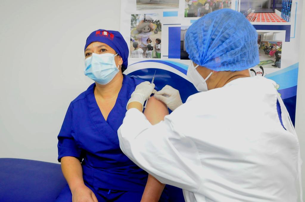 anibalgaviria's tweet photo. Después de tantos días de dolor e incertidumbre hoy la vacuna contra el COVID es una luz de ESPERANZA.

Nos alegra ver cómo avanza el proceso de inmunización del personal médico de primera línea en #SanPedroDeLosMilagros, Norte de Antioquia. #CuidarnosYVacunarnos #UNIDOSPorLaVida https://t.co/1UwZwWCPJJ