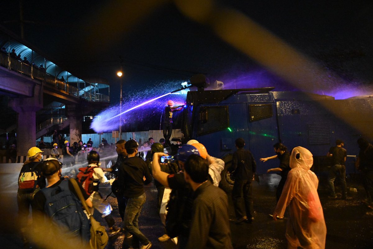 FreeYOUTHth's tweet photo. Vicious dictatorship!
The police is firing teargas cannons and rubber bullets to the protesters. Shame on state!

#ตำรวจขี้ข้าเผด็จการ
#ตํารวจทําร้ายประชาชน 
#WhatsHappeningInThailand
#MilkTeaAlliance https://t.co/WhWFdEJ9gZ