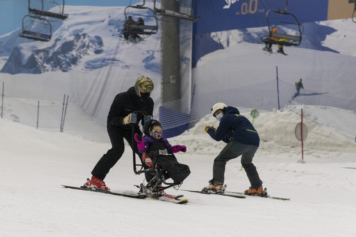 Fund_Tambien's tweet image. ¡JÓVENES CON DISCAPACIDAD SEVERA CUMPLEN SU SUEÑO DE ESQUIAR GRACIAS A #FUNDACIÓNTAMBIÉN Y #JANFARRELL!. Hoy @janfarrell, uno de los esquiadores referentes de #SpeedSki a nivel mundial con una plusmarca de 231,66 km/h, ha hecho realidad el deseo de estos niños en @SnowZoneMadrid.