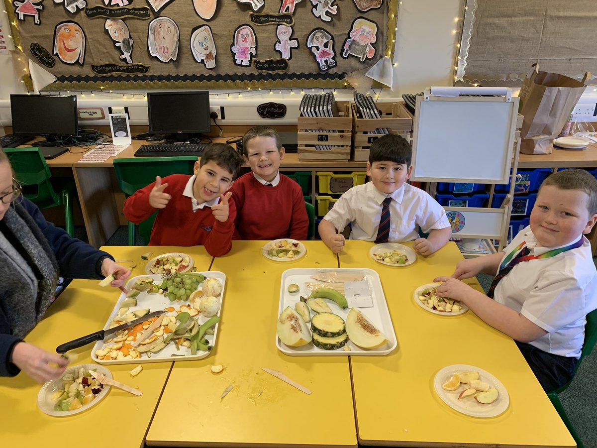 mrthomas_blaker's tweet photo. 2GT spent Friday discussing healthy food options and chopping up various fruits to make some delicious fruit kebabs! #healthyandconfident #informed @GlanUskPS @EAS_FoundationP https://t.co/RdQFCjOwC3