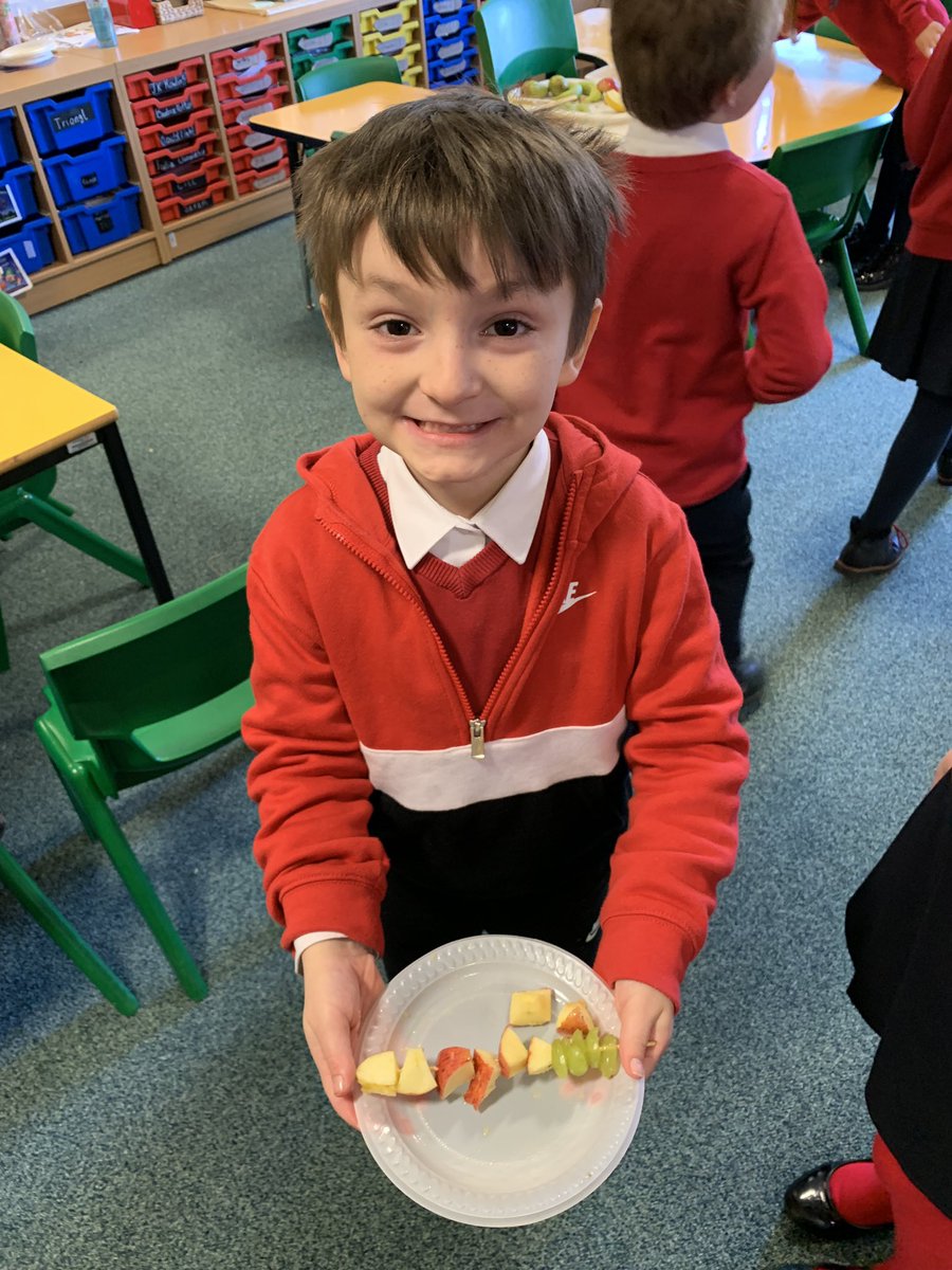 mrthomas_blaker's tweet photo. 2GT spent Friday discussing healthy food options and chopping up various fruits to make some delicious fruit kebabs! #healthyandconfident #informed @GlanUskPS @EAS_FoundationP https://t.co/RdQFCjOwC3