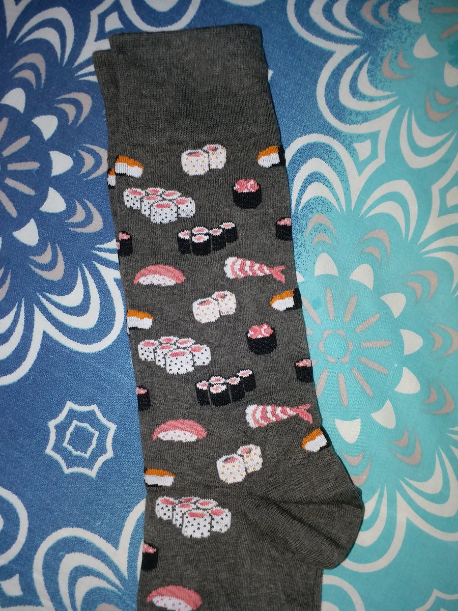 MiduHadi's tweet photo. @mojomanco You didn't think I'd forgotten, did ya? Dunk this roll in wasabi! #socksunday #sockwar #themensdenpk #midushowsoff #sushisocks #sushi https://t.co/AbqzBAUGGd