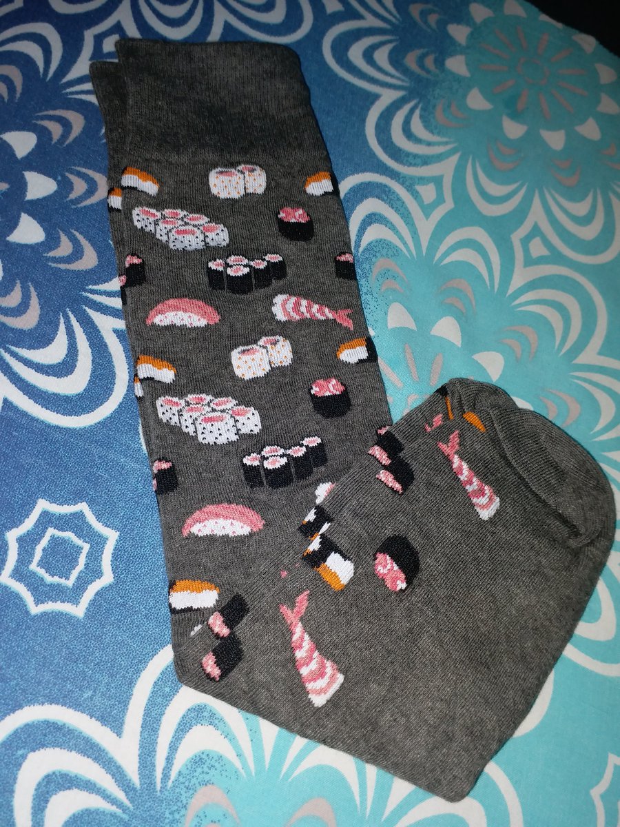 MiduHadi's tweet photo. @mojomanco You didn't think I'd forgotten, did ya? Dunk this roll in wasabi! #socksunday #sockwar #themensdenpk #midushowsoff #sushisocks #sushi https://t.co/AbqzBAUGGd