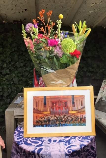 Op bezoek bij Mineke Bun, die gisteren 60 jaar geleden lid van ons koor geworden is! 30 jaar Albert de Klerk als dirigent en inmiddels 30 jaar dirigent Ger Vos. Gefeliciteerd Mineke, trots op jou als sopraan en als bestuurslid -  dank je wel voor jouw inzet en trouw!