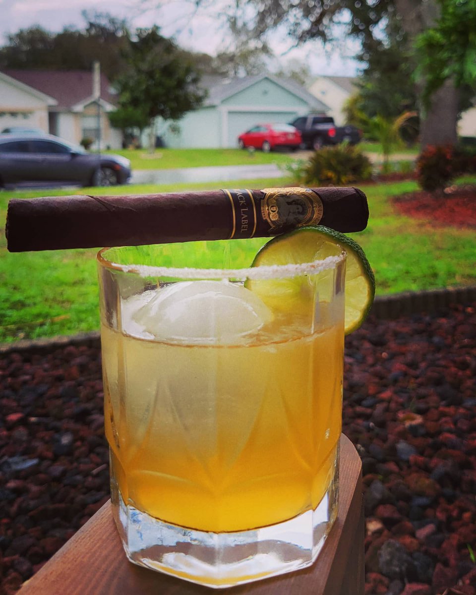 LaPalinaCigar's tweet photo. #sundayvibes ๐ท by @cpl_gumby: Paired with a @lapalinacigar Black Label, this Sunday is making a solid recovery.
Cheers!
#breakingmyownrules #caskandcrew #whiskey #orangeroastedwhiskey #caskarita #lapalina #cigars #blacklabel #notabadday https://t.co/d4eSC0BoKM