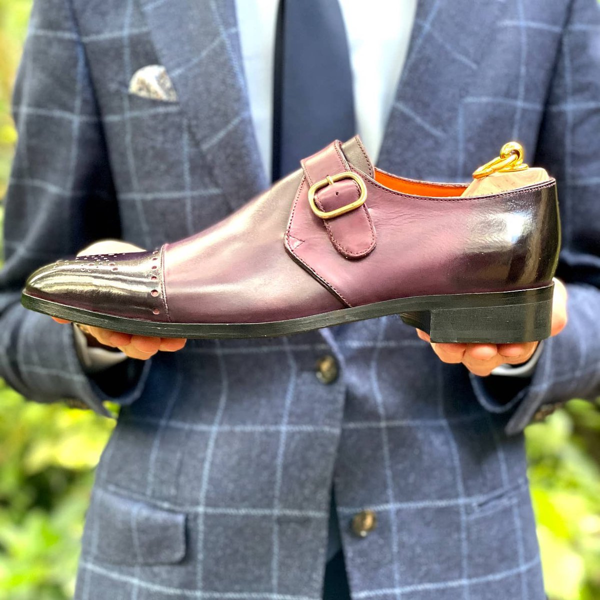 A well-chosen single monk strap model can add a touch of sophistication to any gentleman’s wardrobe. 

Today our suggestion is the ‘Marseille’ model in a special custom made aubergine patina. 

reinhardfrans.com

#reinhardfrans #fashion #style #handmadeshoes