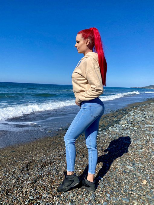 Watch Fari Banx's leaked NSFW photo on TwXstars