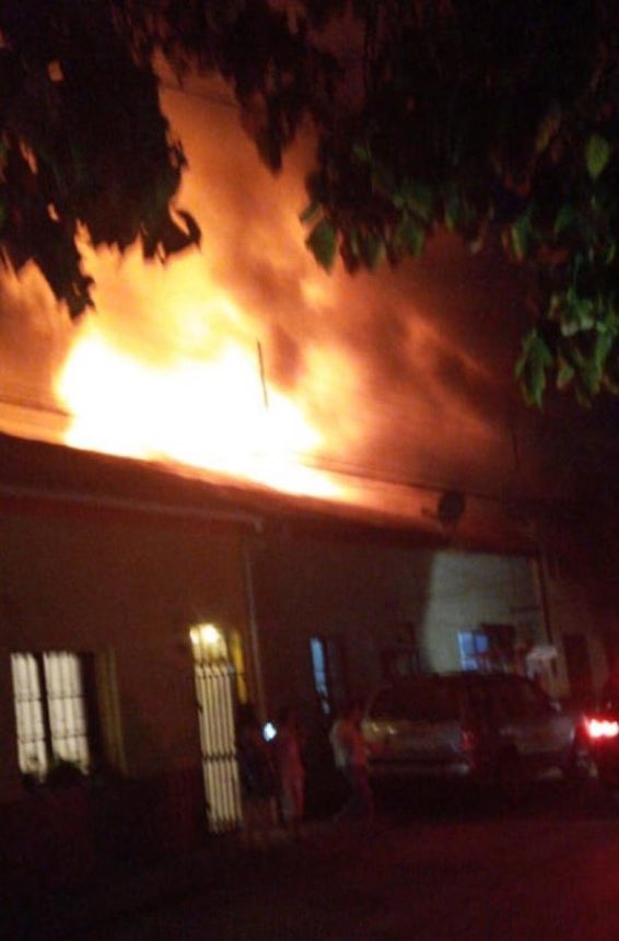 Bomberos_MetSur's tweet photo. [APOYO A OTROS CUERPOS] Z8 @bombaoctava de @Bomberos_MetSur trabajó en 10-12 - apoyo a @cbsantiago - de Escanilla y Gamero, sector #Independencia . 🚒🚒🚒 FOTOS vía @SOSAFE_CL y @j_dalencon https://t.co/2Fq9WURHT7