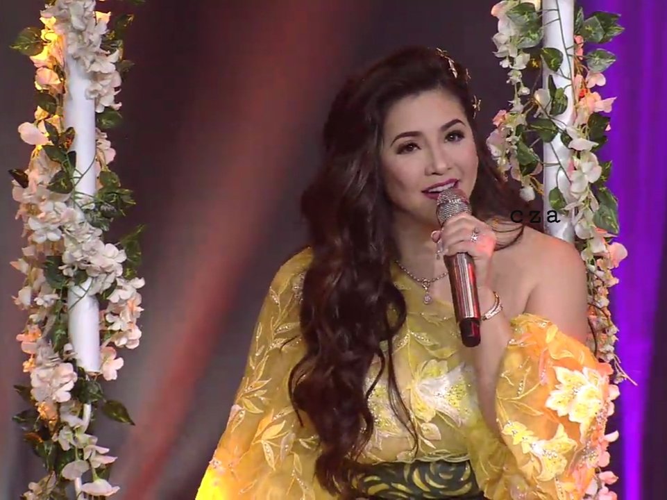 cza_rinah's tweet photo. No she's not 50 y/o😳 right?

@reginevalcasid pano ka naging ganyang kaganda? Any tips?

#FreedomConcert https://t.co/4JO7LdRJQp