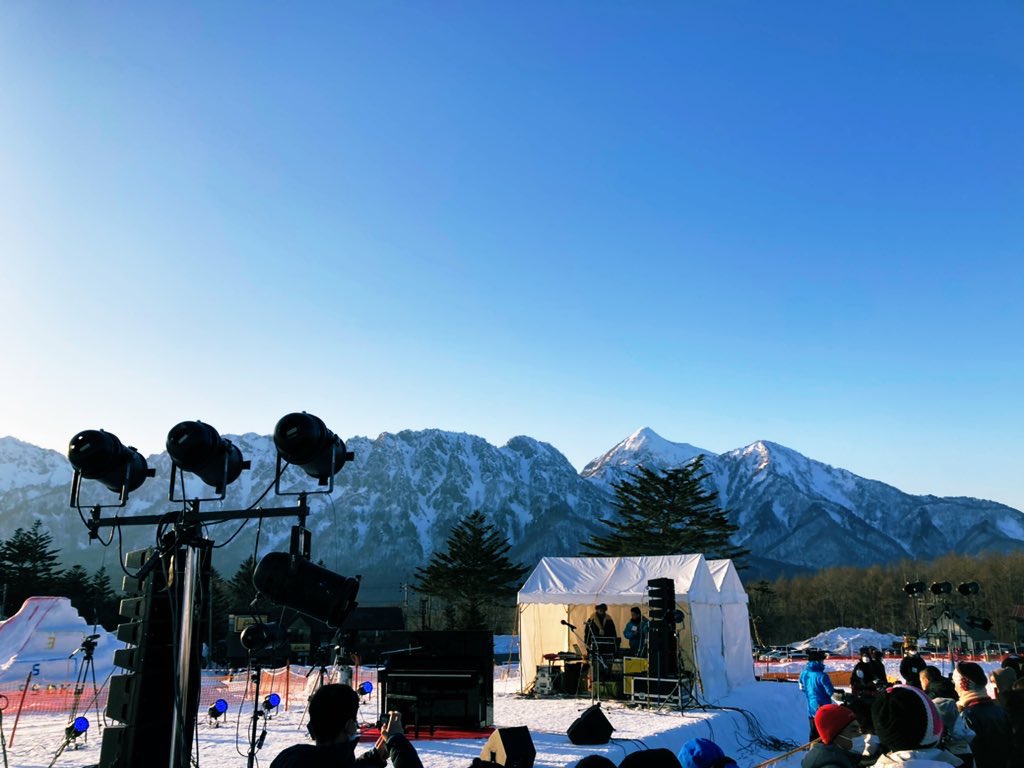CBRK_RW's tweet photo. 行ってきました❄️戸隠☃️
極寒のゲレンデでのパフォーマンス🎹
キラキラで圧巻✨
ゲレンデにいた全員が香美さんのこと大好きになったはず😍
#kohmi
#広瀬香美
#冬の女王様
#TEAMSING
#うちわ振ったよ
#長野デザインウィークin戸隠
#盛り上がったー
#感激
#マイク冷たい
#温めてー https://t.co/ZBxhVh4guC