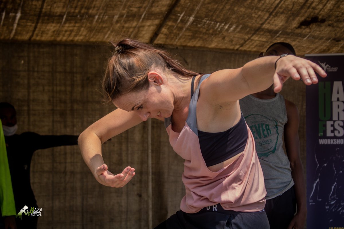 HadisiUrbanFest's tweet photo. La poursuite des ateliers de danse cet avant midi, avec @mjutbird, qui a axé l'atelier sur les techniques de la danse contemporaine. Ils sont 11 danseurs congolais à suivre ces échanges à Yolé!Africa, Goma.

@HadisiUrbanFest 2021

📸: @Songolo80150712 &amp; @AmibishDanny https://t.co/DqZsoBV2cp