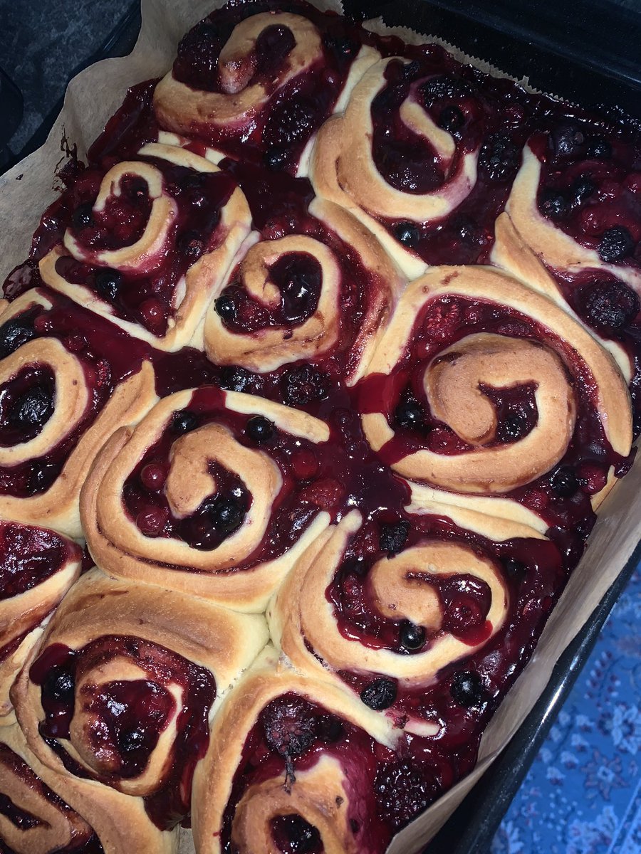 pakocht's tweet photo. Hallo, heute gab es bei uns Hefeschnecken mit einer Fruchtfüllung 🥰. (Thread) https://t.co/yheMbuRlxP