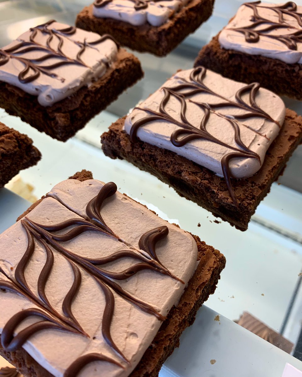 Different_Blend's tweet photo. Brownies topped with Nutella buttercream... simple yet incredibly delicious 🤤 #differentblendbakery #glutenfree #bakery #celiac #celiacdisease #nutella #brownies #dessert https://t.co/QLmx2QFglN