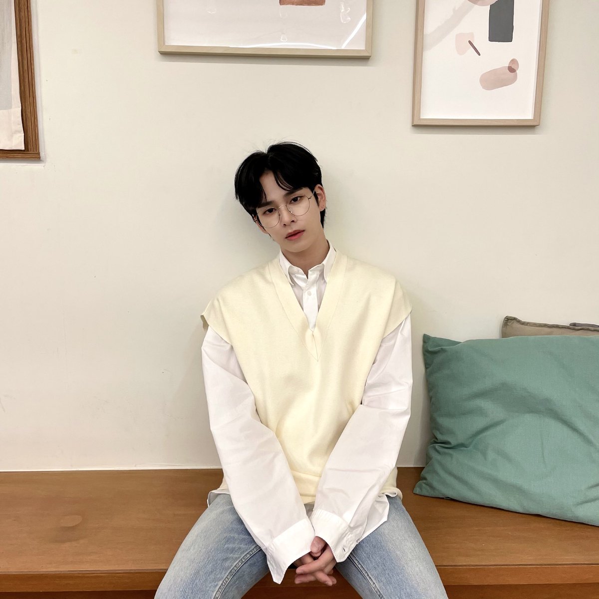 PARKSERIME's tweet photo. ㅤ
Goodbye February, welcome March! Can't believe we're currently breathing in the third month of this year. February was a blast—we got to make a comeback and such—and I wish March, the month when I was born, will be much better. 
ㅤ https://t.co/9oY58TEgUt