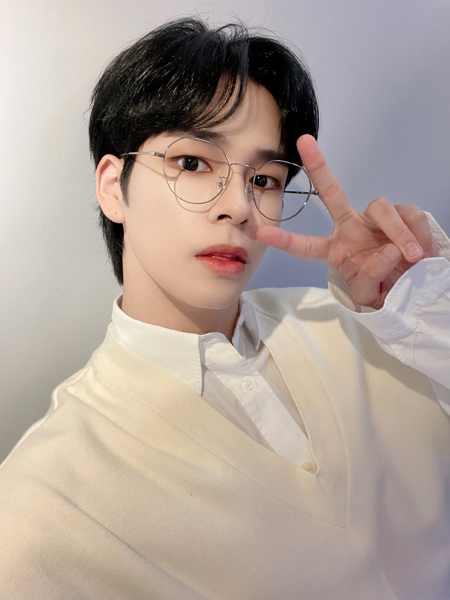 PARKSERIME's tweet photo. ㅤ
Goodbye February, welcome March! Can't believe we're currently breathing in the third month of this year. February was a blast—we got to make a comeback and such—and I wish March, the month when I was born, will be much better. 
ㅤ https://t.co/9oY58TEgUt