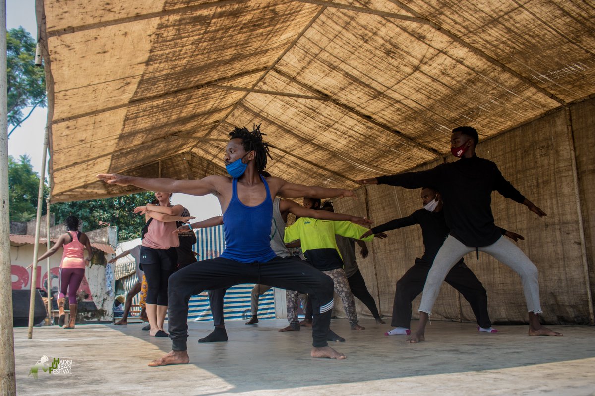 HadisiUrbanFest's tweet photo. La poursuite des ateliers de danse cet avant midi, avec @mjutbird, qui a axé l'atelier sur les techniques de la danse contemporaine. Ils sont 11 danseurs congolais à suivre ces échanges à Yolé!Africa, Goma.

@HadisiUrbanFest 2021

📸: @Songolo80150712 &amp; @AmibishDanny https://t.co/DqZsoBV2cp