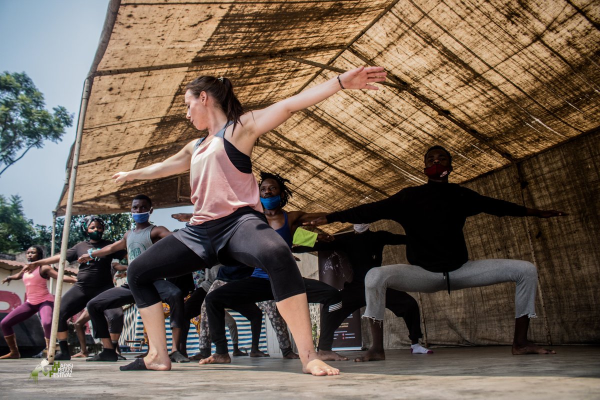 HadisiUrbanFest's tweet photo. La poursuite des ateliers de danse cet avant midi, avec @mjutbird, qui a axé l'atelier sur les techniques de la danse contemporaine. Ils sont 11 danseurs congolais à suivre ces échanges à Yolé!Africa, Goma.

@HadisiUrbanFest 2021

📸: @Songolo80150712 &amp; @AmibishDanny https://t.co/DqZsoBV2cp
