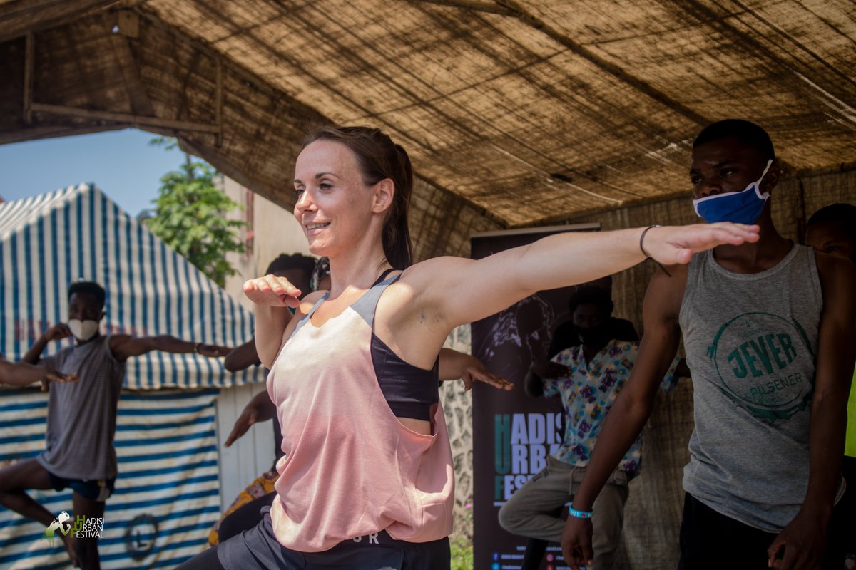 HadisiUrbanFest's tweet photo. La poursuite des ateliers de danse cet avant midi, avec @mjutbird, qui a axé l'atelier sur les techniques de la danse contemporaine. Ils sont 11 danseurs congolais à suivre ces échanges à Yolé!Africa, Goma.

@HadisiUrbanFest 2021

📸: @Songolo80150712 &amp; @AmibishDanny https://t.co/DqZsoBV2cp