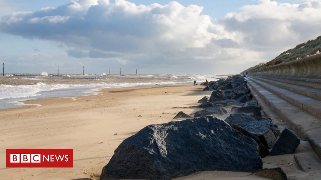 Norwich24's tweet photo. Police warning as 'hundreds' travel to Norfolk beach https://t.co/imdN2MfuDV https://t.co/mLRZvZzjtw