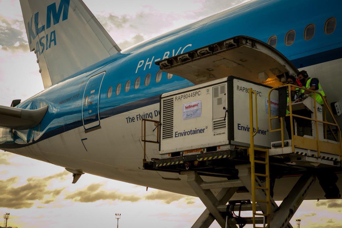 MinSalud_Ar's tweet photo. Esta mañana arribaron al aeropuerto de Ezeiza a bordo de un vuelo de línea de Air France KLM Cargo 96.000 dosis de la vacuna Sinopharm provenientes de Beijing, China. El jueves pasado habían llegado las primeras 904.000. De esta manera, se completó el envío de 1 millón de dosis. https://t.co/psMJCwNQgK
