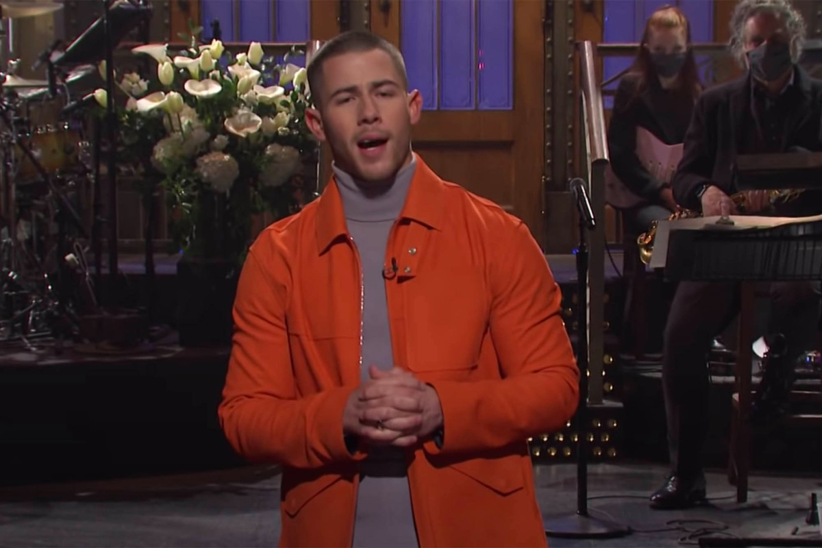 A solo Nick Jonas promises that the JoBros are 'still together' on 'SNL'